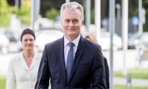 接机女球迷吐槽詹姆斯：哎哎哎这就走了，这都不看我们一眼